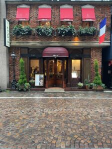 トリコロール 本店